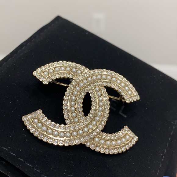 Authentic CHANEL Pearl Crystal CC Brooch Gold. - Picture 1 of 4